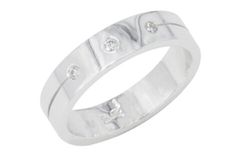 14 karat white gold wedding ring with diamonds